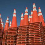 Conos naranjas fluorescentes para señalización de seguridad