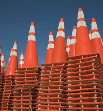 Conos naranjas fluorescentes para señalización de seguridad