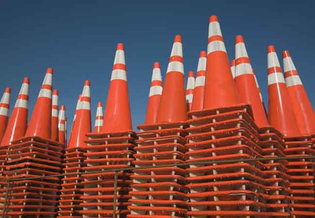 Conos naranjas fluorescentes para señalización de seguridad