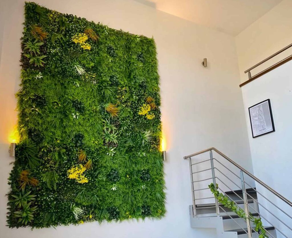 Muros verdes artificiales: decoración natural sin mantenimiento